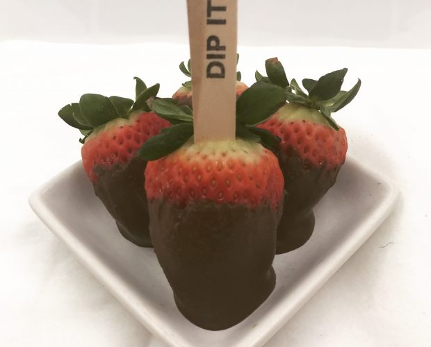 Healthy Chocolate Dipped Strawberries